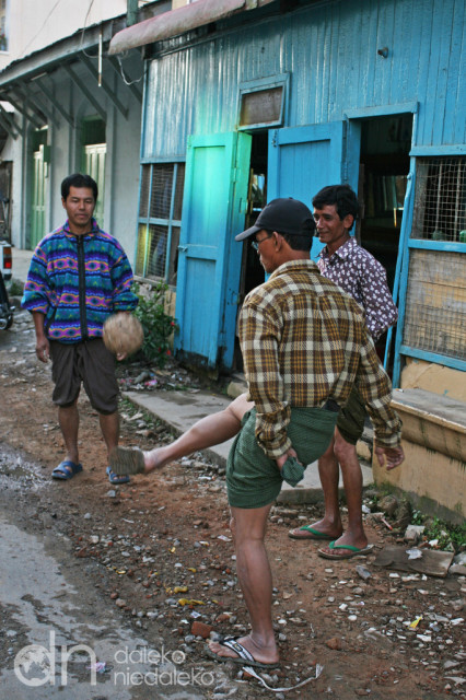 Birmańczycy grają w chinlone