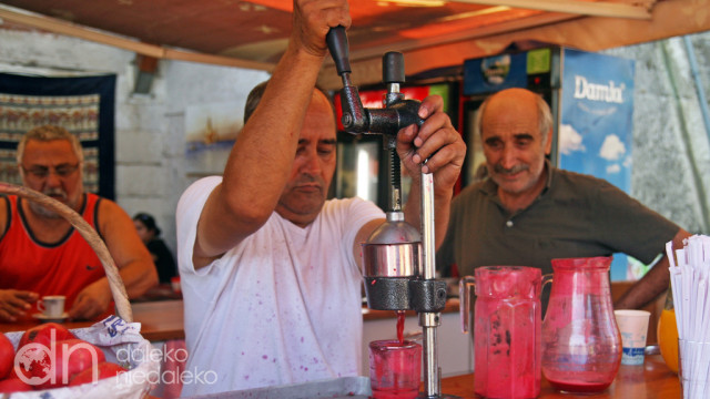 Turek wyciska sok z granatów