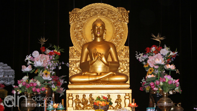 Posąg Buddy w świątyni buddyjskiej w Sarnath