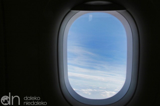 Chmury za oknem samolotu