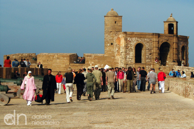 Turyści i Marokańczycy pod fortecą