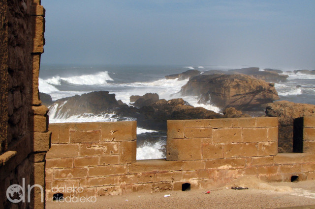Widok z fortecy na fale rozbijające się o brzeg