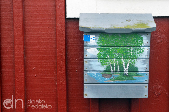 Skrzynka pocztowa na fasadzie domu pomalowanego czerwienią z Falun