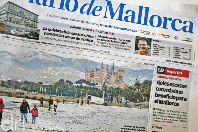 Pierwsza strona Diario de Mallorca ze zdjęciem śniegu pod katedrą w Palmie