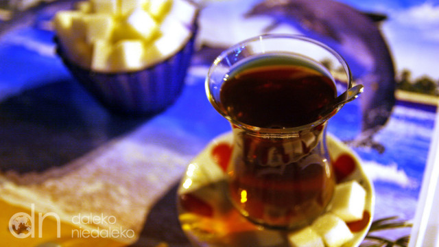 Szklanka herbaty w dzielnicy Ortaköy