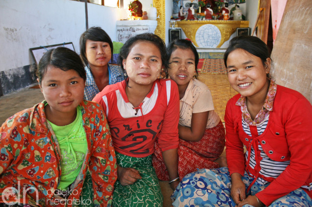 Birmanki z thanaką na twarzy