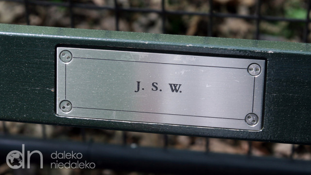 Tabliczka na ławce w Central Parku