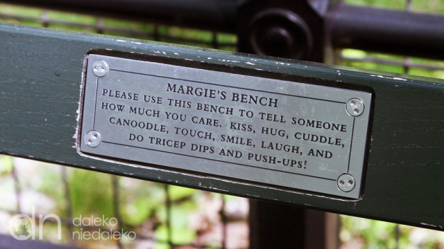 Tabliczka na ławce w Central Parku