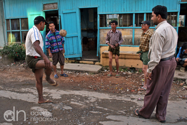 Birmańczycy grają w chinlone