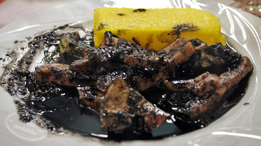 Mątwa z polentą w czarnym sosie