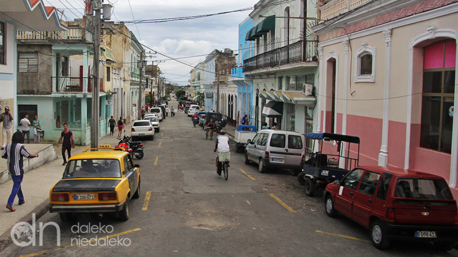 Auta na kubańskiej ulicy