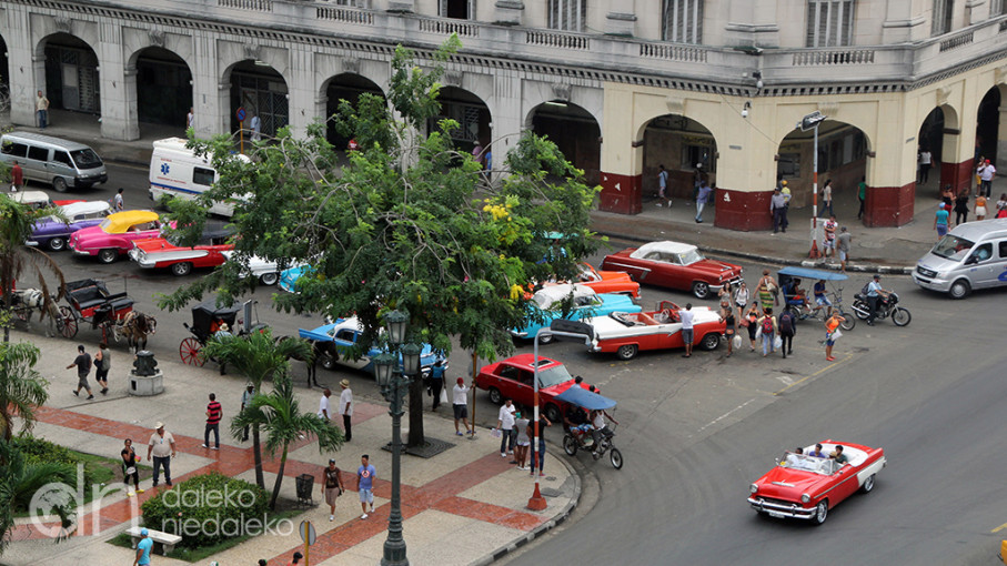 Oldtimery pod Kapitolem w Hawanie